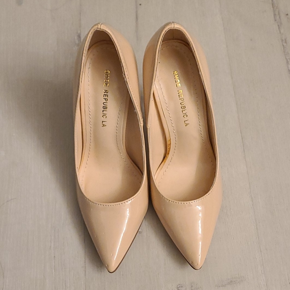 Beige pointy Pumps